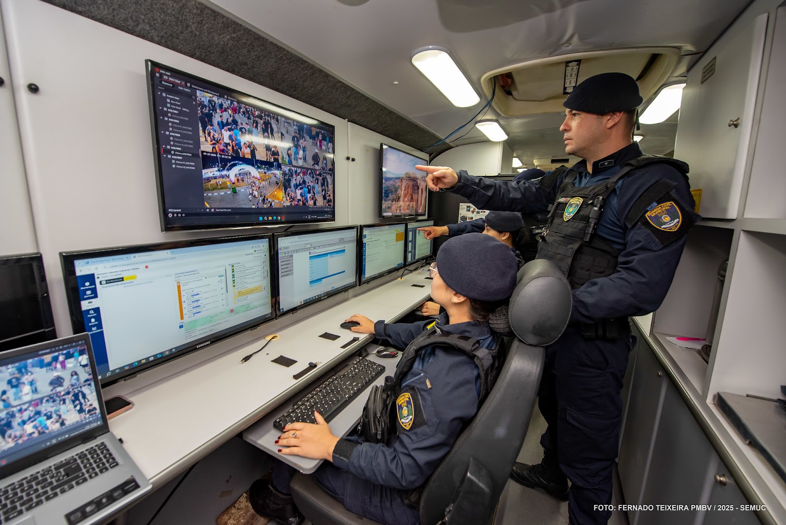 Equipes de segurança monitoram o público e o tráfego no Parque do Rio Branco durante evento em Boa Vista.