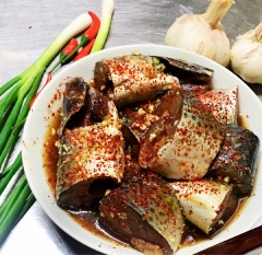 Làm sạch cá basa, rửa cá với muối bằng cách cho muối hột lên tay rồi thoa đều lên mình cá, chà xát nhẹ nhàng cả bên ngoài và bên trong bụng cá để cá không bị tanh. Rửa sạch lại cá với nước, để ráo. Ướp cá basa với hành tỏi băm nhuyễn (nhớ chừa lại một ít nha), 2 muỗng canh nước mắm, 2 muỗng canh dầu hào, chút tiêu và muối, ớt băm khoảng 20 phút cho thấm. Cho nước mía ra tô, để qua một bên.