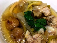 Món canh khi nấu xong nước canh có màu vàng nhạt, mùi xương heo thơm lừng cùng mùi bông quỳnh nhẹ nhàng ẩn ẩn. Món canh này thanh đạm không ngấy, ngoài bông quỳnh thì trái sung khô cũng có công dụng chữa bệnh nên đây là món ăn rất tốt cho sức khỏe. Các bạn có thể đưa vào thực đơn đổi món hoặc ăn thường xuyên để trị bệnh nhé. Chúc các bạn thành công!