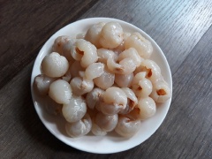Cho 300g đường phèn vào nồi, thêm tầm 2 chén nước lọc rồi bắt lên bếp đun sôi, khuấy tan đều thì tắt bếp. Trong lúc đợi nước đường nguội, dùng dao tách lấy phần thịt vải, bỏ hột và để ra dĩa. Lọ thủy tinh rửa sạch, lau khô hoặc để thật ráo nước mới đựng được nha.