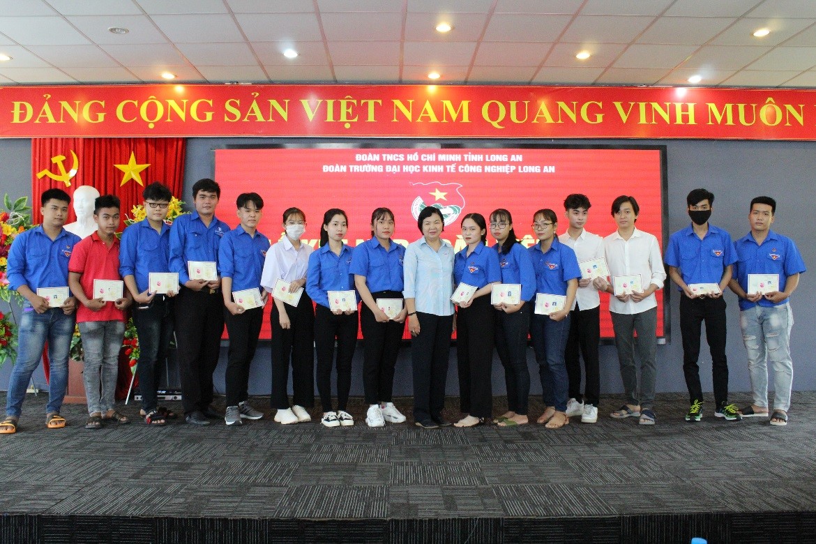Buổi lễ được tổ chức trong không khí trang nghiêm, long trọng, đúng trình tự và hướng dẫn thực hiện Điều lệ Đoàn