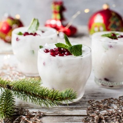 Khi dùng, bạn rót Mojito ra ly, trang trí cho xinh xắn và thưởng thức nhé. Đêm Giáng sinh ấm áp, ngồi bên gia đình nhâm nhi một ly Mojito tuyết Giáng Sinh thơm ngon đúng điệu như thế này thì còn gì bằng phải không bạn?