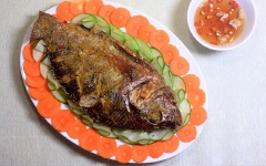 Lấy cá ra đĩa. Khi ăn có thể chấm cùng với nước mắm tỏi ớt.