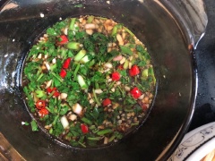 Làm sước sốt trộn salad hoa kim châm: 2 muỗng canh giấm, 1 muỗng cà phê muối, hành lá thái hạt lựu vào tỏi ớt phi và ớt tươi còn lại, trộn cho tan gia vị.