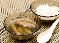 Múc canh ra tô dùng nóng rất ngon. Canh rong biển Hàn Quốc là món ăn đơn giản những rất bỗ dưỡng. Rong biển giòn sần sật, ăn vào là mát cả người được nấu cùng thịt thăn bò giàu đạm, giúp bổ sung nhiều năng lượng cho ngày hoạt động hiệu quả.