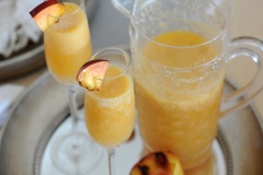 Khi thưởng thức, rót hỗn hợp nước đào ra bình. Cho Prosecco và và khuấy đều. Thái lát đào nướng trang trí lên trên miệng ly. Rót cocktail bellini đào nướng ra ly và thưởng thức nhé!