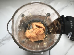 Thịt ức gà rửa sạch, thái nhỏ vụn. Cho thịt gà vừa thái vào máy xay thực phẩm, thêm vào 7g dầu hào, 2g muối, 6g đường, 1 quả trứng và 7g bột bắp, bật máy xay nhuyễn thịt.