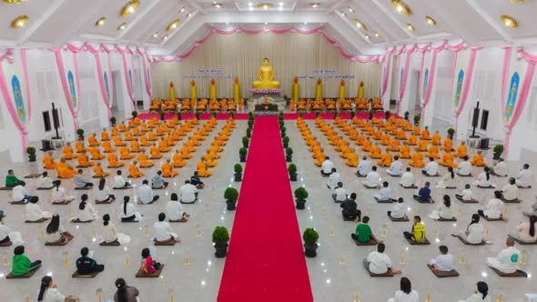 ภาพประกอบ คืนวันอาสาฬหบูชา แจ้งชาวบ้านขึ้นมาเวียนเทียนรอบเจดีย์….ปรากฏว่าฝนชุ่มฉ่ำ เดินเวียนเทียนรอบเจดีย์ไม่ได้ ก็เลยสวดธัมจักฯ นั่งสมาธิ และเวียนเทียนกันที่ธรรมสภา ก็สะดวกดี ปรับกันไปตามสถ