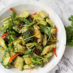 Gắp salad ra đĩa và thưởng thức. Dùng thường xuyên salad cho bữa cơm hàng ngày sẽ giúp giảm cân, tốt cho tim mạch, chống oxy hóa ngăn chặn quá trình lão hóa của da và ngừa ung thư.