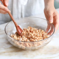 Sau đó cho cá ngừ và hành tây vào tô. Thêm vào 2 muỗng canh nước mắm, 1 muỗng cà phê đường, 1 muỗng cà phê mè trắng, 1 muỗng cà phê dầu mè và 1/2 muỗng cà phê ớt bột, tiến hành trộn cho quyện đều.