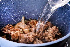 Phi thơm 1 muỗng canh hành tím băm, 1 muỗng canh đầu hành lá băm, trút thịt vịt đã chiên vào đảo sơ, đổ vào 1 lít nước lọc sâm sấp thịt, rồi hầm trong vòng 30 phút cho thịt mềm. Kế tiếp, cho phần măng xào vào hầm tiếp 10 phút, sau đó tắt bếp.