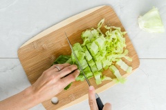 Rau xà lách tách lá, ngâm nước muối và rửa sạch, để cho ráo rồi cắt thành từng khúc nhỏ vừa ăn. Cà chua bi rửa sạch, cắt đôi. Dưa leo giữa nguyên vỏ, rửa sạch, chẻ đôi và xắt lát mỏng. Sau đó cho xà lách vào tô, tiếp theo là hành tây rồi đến dưa leo và sau đó là cà chua bi.