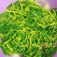 Chuẩn bị 1 tô nước lả thêm vài viên đá lạnh để giữ cho rau xanh giòn và hết mủ đắng, vớt rau ra rổ thưa cho ráo nước.
