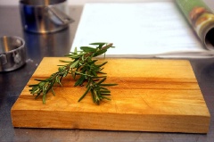 Lá hương thảo rửa sạch, thái nhỏ. Cho bột mì, bột nở, muối, dầu olive, nước nhào trộn cho đều.