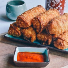 Gắp chả giò dĩa có lót giấy thấm bớt dầu rồi trình bày ra dĩa sứ đẹp mắt, dùng chả giò gà nóng với nước chấm chua ngọt hoặc tương ớt tùy thích.