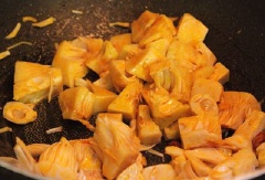 Làm nóng 1 muỗng canh dầu ăn, cho mít non vào, đảo đều 3 phút.