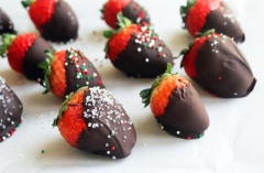 Để dâu tây nhúng chocolate ở nơi khô ráo thoáng mát cho đông lại là có thể sử dụng dược rồi, nếu dùng không hết, bạn cho vào tủ lạnh dùng dần trong 3 ngày nhé.