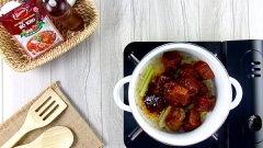 Bắc nồi lên bếp, cho vào 2 muỗng canh dầu ăn. Gia vị nấu bò kho chỉ đơn giản là cho sả đập dập, hành tím và tỏi băm vào phi cho vàng thơm là dậy mùi rất ngon rồi. Tiếp theo cho thịt bò đã ướp, xào cho thịt bò cho săn lại.