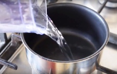 Chuẩn bị tất cả các nguyên liệu và sơ chế, cà rốt bào sợi mỏng nhỏ. Bông cải xanh cắt miếng vừa ăn, rửa sạch đậu Hà Lan và bắp hột. Cho 200ml nước vào nồi và cho 200gr hạt kiều mạch vào đun sôi khoảng 10 phút để hạt kiều mạch chín.