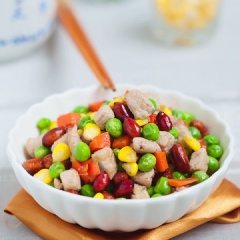 Không chỉ là sự tổng hòa màu sắc rất nghệ thuật, món ăn còn rất hài hòa về khẩu vị. Thịt săn, không quá xác lại giữ được vị ngọt. Cái ngọt của thịt hòa tan trong cái ngọt của bắp, đậu lại quyện thêm vị béo của đậu phộng rang giòn rất thú vị.