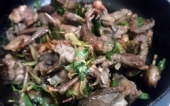 Tiếp theo, cho rau răm cùng gia vị 1 muỗng canh đường trắng, 1 muỗng cà phê nước màu, 1 muỗng canh nước mắm, 1/2 muỗng cà phê hạt nêm cho vừa ăn, đảo đều thêm 5 phút.