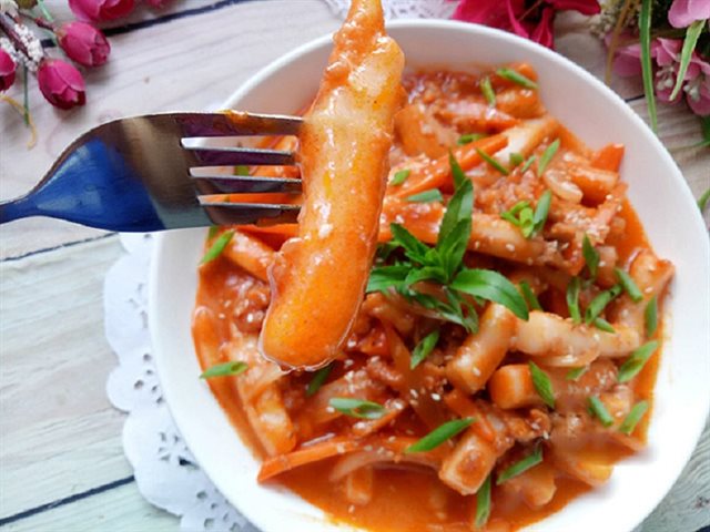 Bánh Gạo Cay Sốt Thịt Bằm