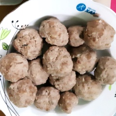 Hấp phần thịt vừa viên và hấp khoảng 5 đến 8 phút đến khi phần thịt se lại thì vớt ra. Bắc chảo dầu chiên các viên thịt cho ngả màu vàng giòn, trong khi chờ thịt chín thì đem 3 trái cà chua đi luộc chín mềm rồi vớt ra cà nát lọc bỏ phần hột và phần xác của cà chua.