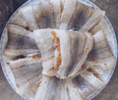Cho cá vào chảo chiên vàng đều hai mặt. Chú ý nên dùng chảo chống dính tốt và chỉnh lửa vừa để cá không bị dính vào chảo, khi trở cá sẽ rất xấu.