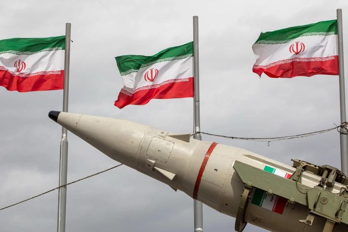 Iran phô diễn tên lửa Khorramshahr-4 trong cuộc tuần hành - Tạp chí Tri thức