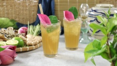 Chỉ với chút ít thời gian là cả nhà đã có ngay những ly nước thảo mộc vừa để giải khát trong những ngày Tết, vừa giúp cơ thể thải độc. Cách làm trà mót này của Cooky cho ra thành phẩm vị nước ngọt ngọt chua chua rất dễ uống, hơn nữa mùi thơm từ chanh, sả và các loại thảo mộc sẽ khiến bạn uống hoài uống mãi thôi đó.