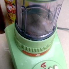 Cắt nhỏ ngò gai và thì là. Sau đó, cho vào máy xay nhuyễn cùng 100g mỡ heo, 150g mực ống và 1/3 muỗng cà phê muối.