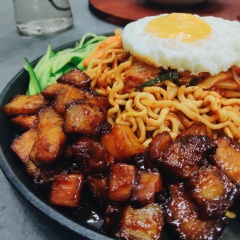 Trình bày mì đã trộn cùng thịt heo, cà rốt, khoai lang chiên, cà rốt, bí ngòi, dưa chuột và 1 quả trứng chiên. Vậy là chúng ta đã hoàn thành xong món mì trộn kim chi thịt ba chỉ sốt cay ngon lành này rồi đó.
