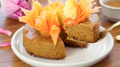 Cắt bánh pudding thành những bánh tròn, đặt bánh hoa sen lên trên là hoàn tất. Đây là cách kết hợp cực kì mới lạ, tưởng chừng 2 loại không liên quan gì với nhau nhưng khi kết hợp lại thì vô cùng phù hợp. Những bông hoa sen nở tung cánh phía trên, bên dưới là pudding như những chiếc đài sen. Pudding Ấn Độ mềm ngọt, tan ngay trong miệng khi vừa nếm thử, bánh hoa sen nhân đậu xanh béo béo, với những cánh hoa giòn tan. Món tráng miệng mới lạ như vậy rất đáng để thử đúng không?