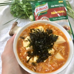 Cho rong biển vào cuối cùng khi trình bày món để rong biển còn giữ vị ngon. Trình bày đậu hũ non sốt nấm rong biển ra dĩa và thưởng thức kèm cơm nóng.