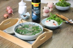 Cho canh ra tô và thưởng thức nóng cùng với cơm trắng, chỉ cần 15 phút với những nguyên liệu dễ tìm, bạn đã có một tô canh thanh mát cho cả gia đình giải nóng vào những ngày hè oi nồng như thế này rồi.