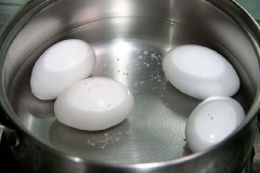 Trứng vịt lộn rửa sạch, luộc chín rồi bóc bỏ vỏ.