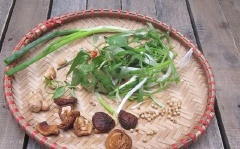Nấm hương và hạt tiêu rửa sạch. Hành lá, rau răm nhặt sạch rễ và lá úa rồi rửa sạch. Cho tất cả các loại rau củ (cà chua, hành tím, hành tây, hành lá, rau răm, gừng, ớt, sấu, nấm hương và tiêu) vào nồi rồi đặt cá lên trên và đổ bia vào nồi. Đặt nồi cá lên bếp và đun với lửa trung bình khoảng 30 phút là cá chín.
