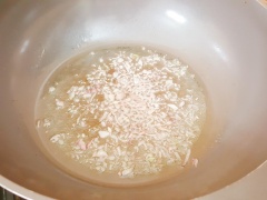 Đun nóng 2 muỗng canh dầu ăn. Cho hành tím vào phi thơm. Cho nấm rơm vào xào, nêm ½ muỗng cà phê muối.Nấu sôi lại đến khi nấm chín thì cho ruột bầu vào.