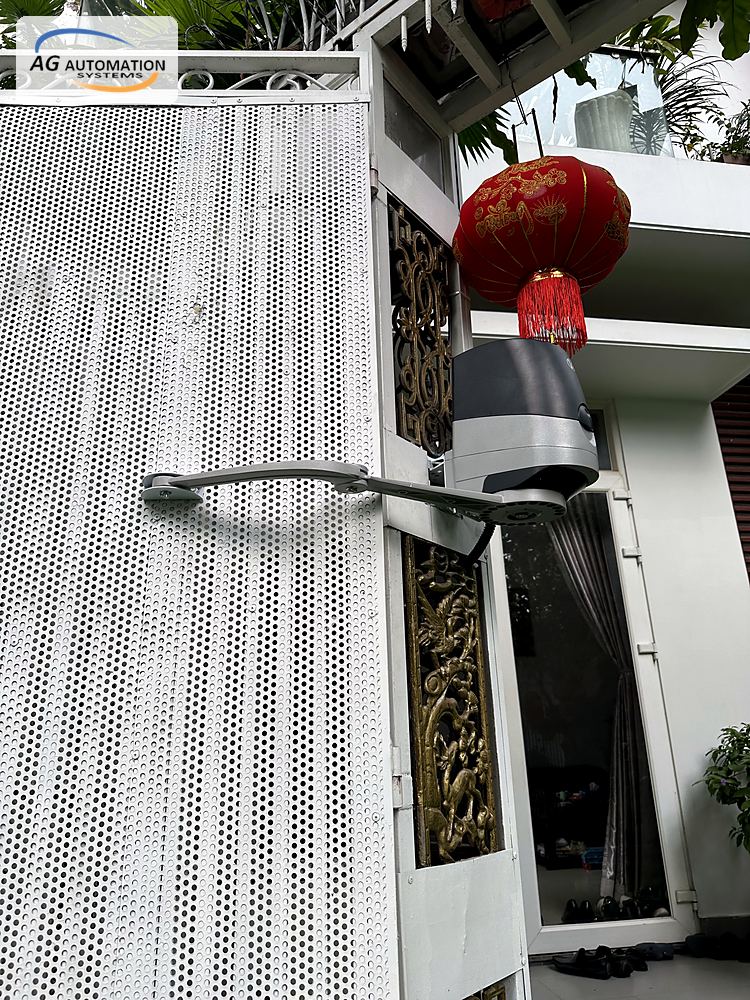 Motor tay đòn trên cổng tôn đục lỗ trắng – kiểm tra bát gá và hành trình cánh