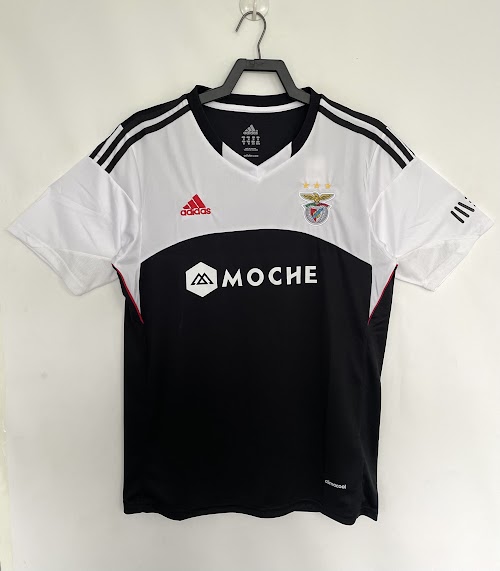 Equipación de visitante del Benfica 2013-14.jpeg