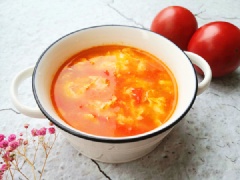 Canh trứng cà chua bổ dưỡng có vị chua chua của cà, béo thơm của trứng. Đặc biệt nước canh đặc sánh giống súp cua ăn rất ngon miệng. Đây cũng là món canh giàu dinh dưỡng bổ sung canxi và giúp đẹp da nhé!