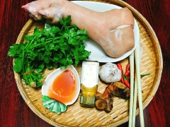 Chân giò đem thui bằng rơm cho tới khi phần da xém vàng, cạo rửa thật sạch sau đó đem chặt miếng to cỡ bao diêm. Riềng cạo sạch vỏ thái nhỏ, sả bóc phần vỏ già rồi thái lát mỏng cho vào máy và xay nhuyễn hỗn hợp. Mẻ cho vào bát và thêm một ít nước khuấy đều sau đó lọc lấy nước. Cho chân giò vào nồi cùng với riềng sả, bột nghệ, nước mắm, mắm tôm, ớt, nước mẻ, muối và đảo đều rồi ướp chân giò ít nhất 1 giờ hoặc qua đêm sẽ càng ngon hơn.