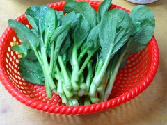 Rửa sạch cải rổ, ngâm trong nước trong 5 phút rồi rửa sạch. Đun sôi nồi nước, cho cải rỗ vào chần sơ qua cho dịu lại thì vớt ra để riêng.