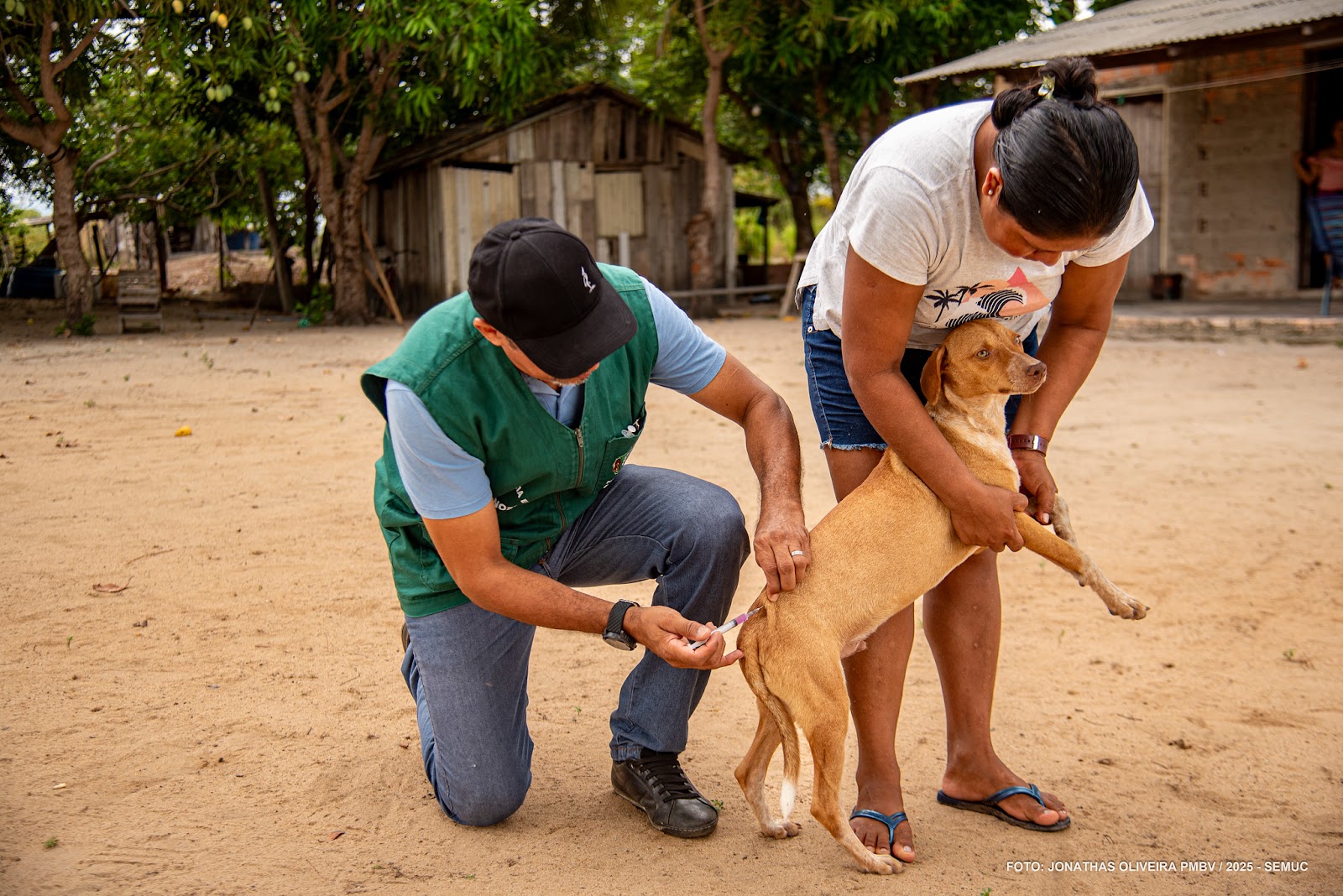 Equipe de zoonoses realizando vacinação itinerante em residência na zona rural de Boa Vista
