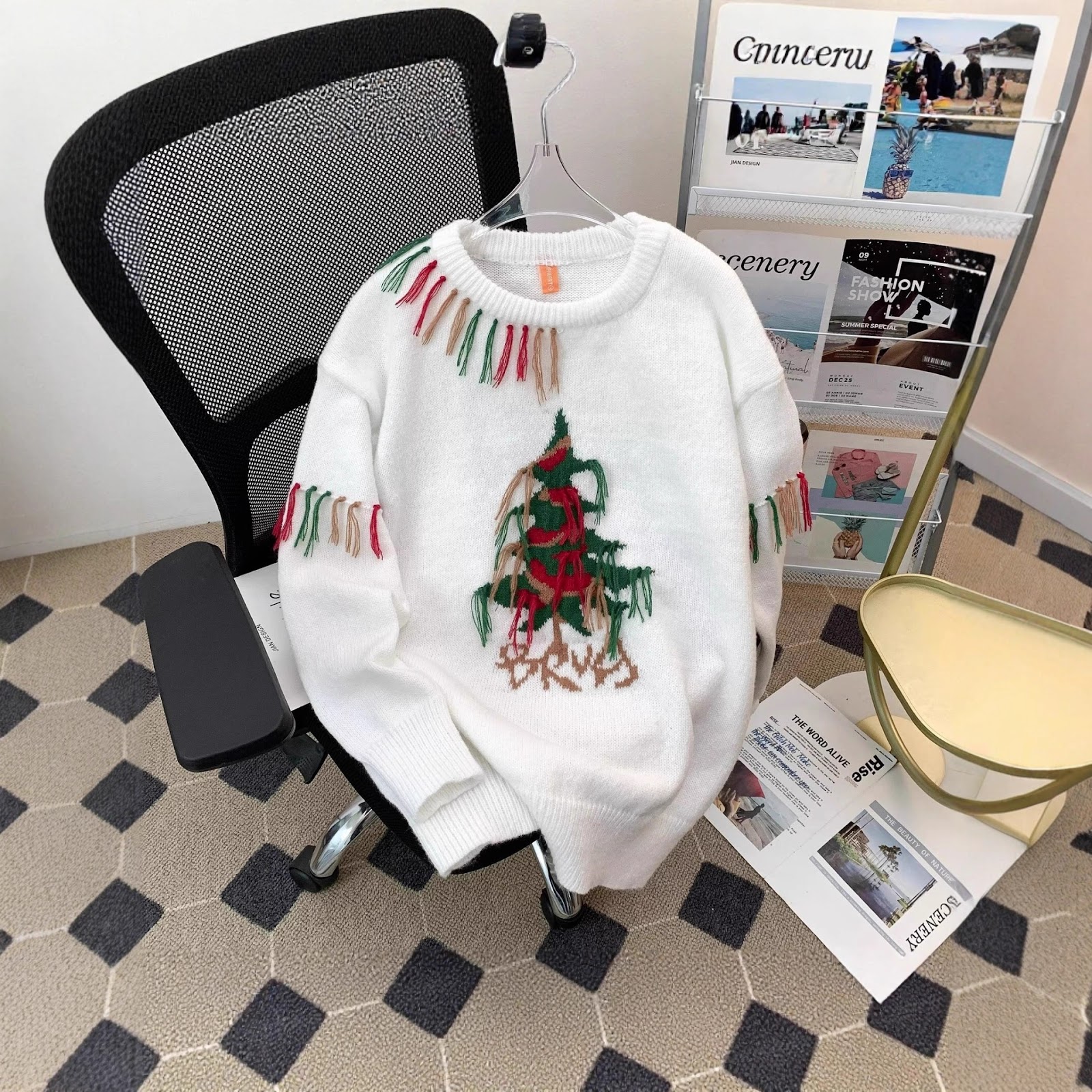 Knitted sweater with Christmas tree motif
