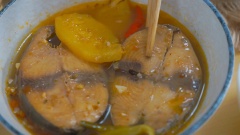 Món cá ngừ kho thơm hấp dẫn, ngon lành chuẩn vị miền Trung đã sẵn sàng trên mâm cơm của cả nhà rồi. Tuy nhiên muốn có nồi cá kho ngon, đúng điệu thì không hẳn chị em nào cũng biết, đặc biệt khi nguyên liệu là cá ngừ. Với cách kho cá ngon này, đảm bảo ai cũng có thể vào bếp và trổ tài nấu cho mọi người trong gia đình ăn rồi đó. Chị em nội trợ còn chờ gì mà không nhanh tay lưu lại ngay công thức cá ngừ kho thơm đậm đà, ngon lành và đẹp này nào.