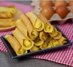Bánh cuộn nhân trứng bơ thật ngon và hấp dẫn, thích hợp để các anh vào bếp thể hiện cho chị em thấy khả năng nấu nướng của mình trong ngày 8/3. Bánh đặc biệt ở chỗ kết hợp giữa lớp vỏ bánh pancake cùng nhân custard trứng bơ vừa béo, vừa ngọt thanh hấp dẫn. Cách làm bánh cuộn cũng không hề khó như chúng ra nghĩ. Chỉ cần chút bột làm vỏ, một chút tinh tế khi làm nhân là có ngay những chiếc bánh cuốn nhân trứng bơ lạ miệng này của người dân Thái rồi đó.