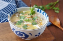 Một nồi Súp đậu hũ tôm và nấm linh chi nâu nóng hổi chắc chắn sẽ giúp cả nhà chén sạch cả nồi cơm trong tích tắc luôn nhé! Ngoài ra, món ăn cũng giàu dinh dưỡng và giúp chống ngấy dầu mỡ rất hiệu quả.