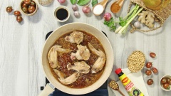 Khi nước sốt rô ti trên chảo sôi lên thì gắp cánh gà đã chiên vàng vào. Chỉnh lửa nhỏ đun liu riu cho đến khi nước sốt cạn gần hết và sánh lại thì rắc thêm lá chanh non thái chỉ lên trên, đảo đều rồi tắt bếp.