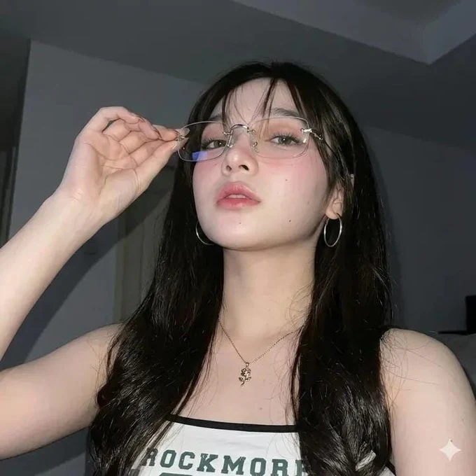 Selfie de primer plano de una hermosa joven